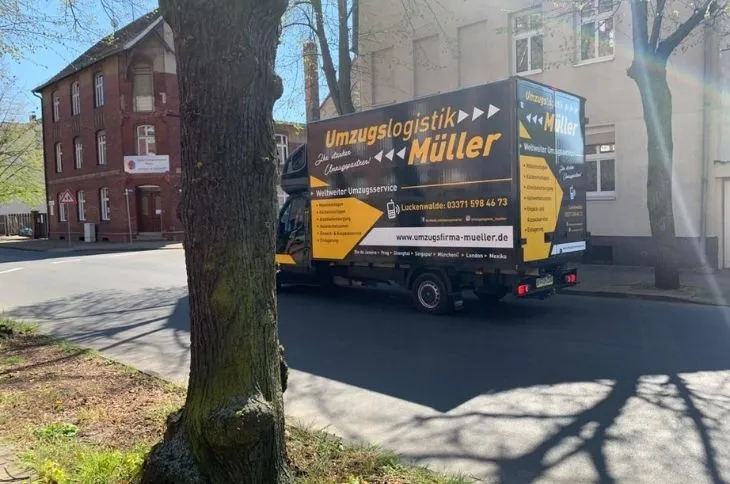 umzugswagen der umzugsfirma parkt in wohngebiet